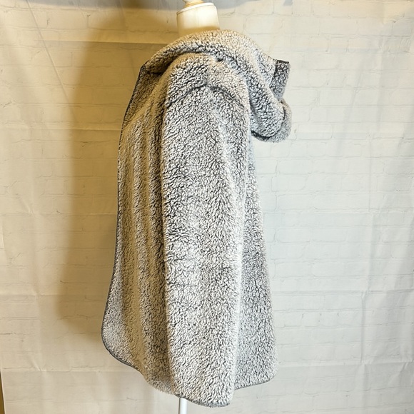 Pink Victoria’s Secret Gray Pocketed Open Fuzzy Coat - Picture 6 of 8